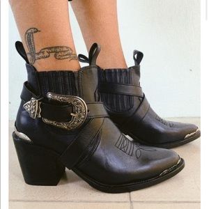 Black Magic - low ankle
Wandering Coyote size 38